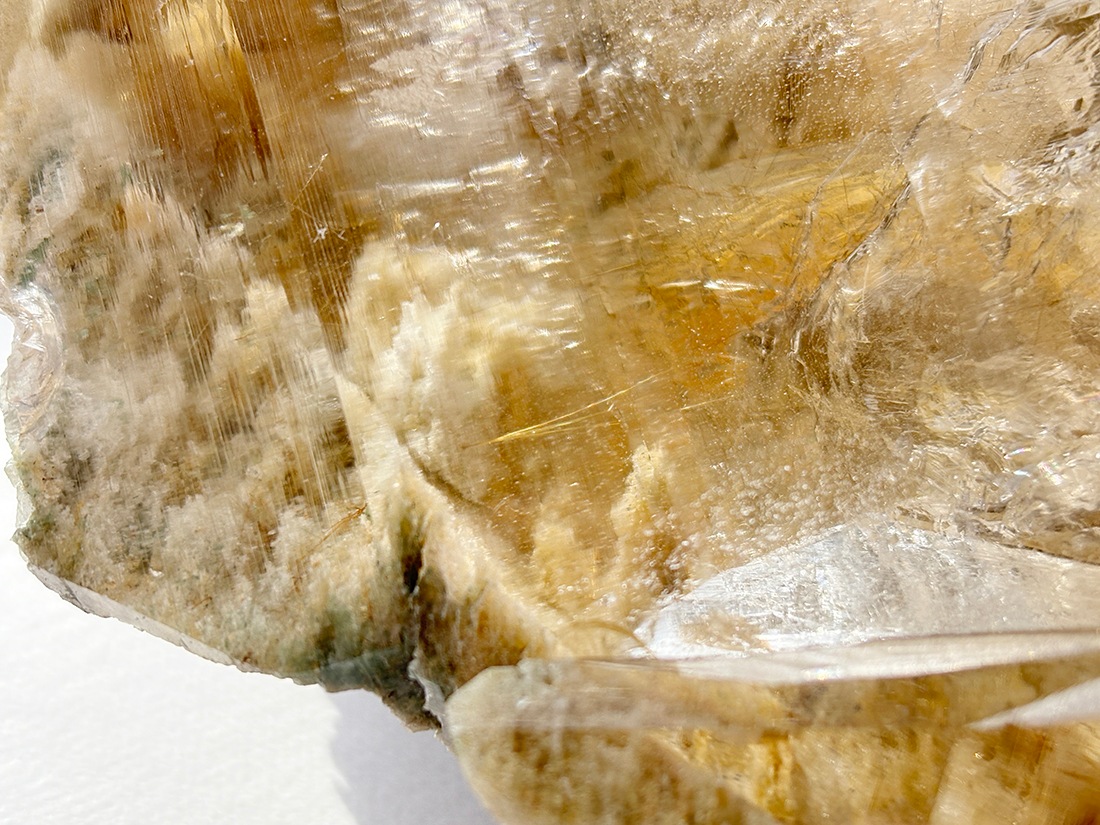 インド・パルギ鉱山産 ヒマラヤルチルクォーツ ( 金鉱石入り水晶