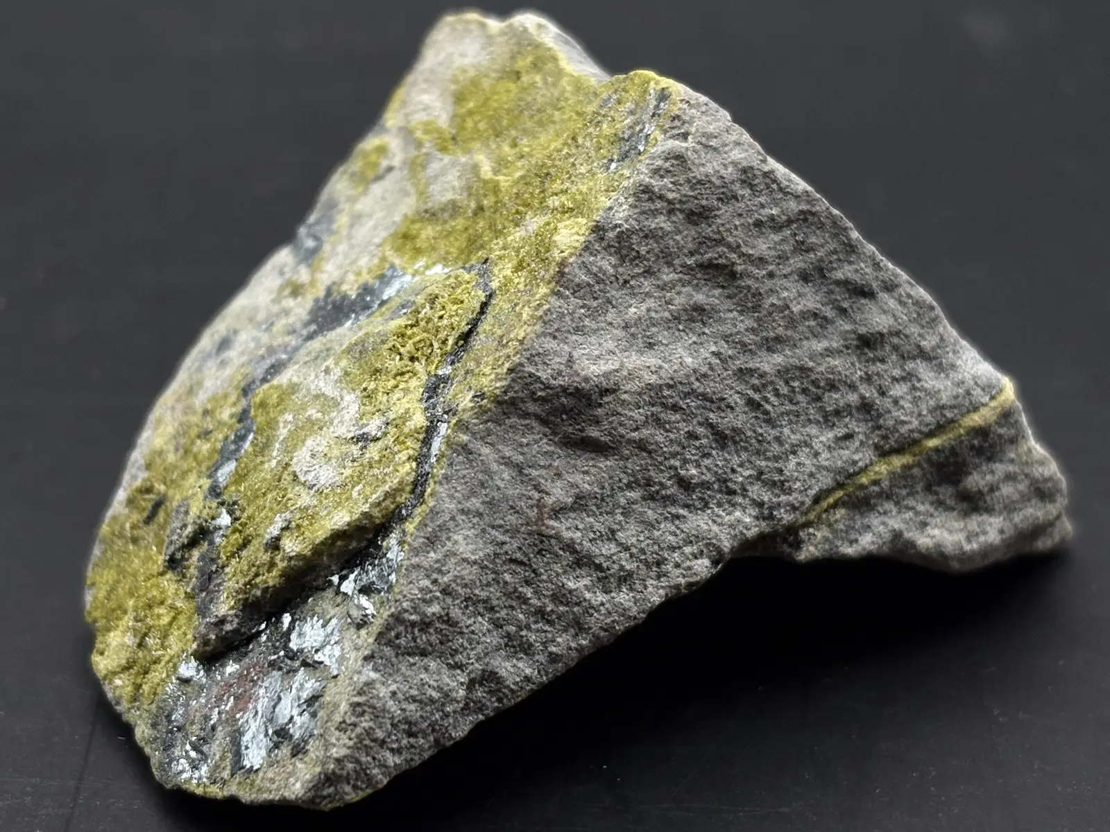 和賀仙人鉱山産 鏡鉄鉱 (赤鉄鉱)with緑簾石 / Specularite with Epidote