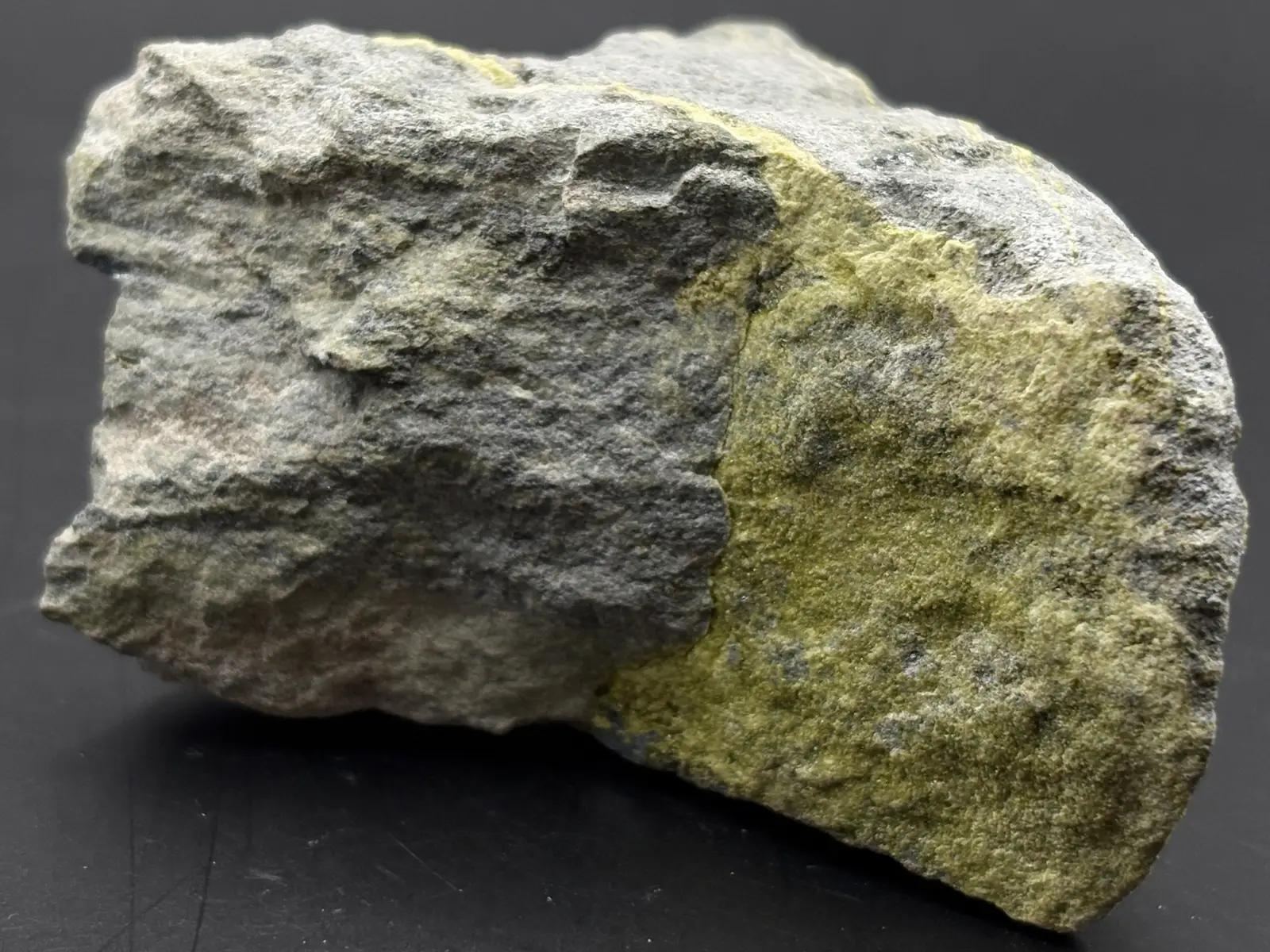 和賀仙人鉱山産 鏡鉄鉱 (赤鉄鉱)with緑簾石 / Specularite with Epidote