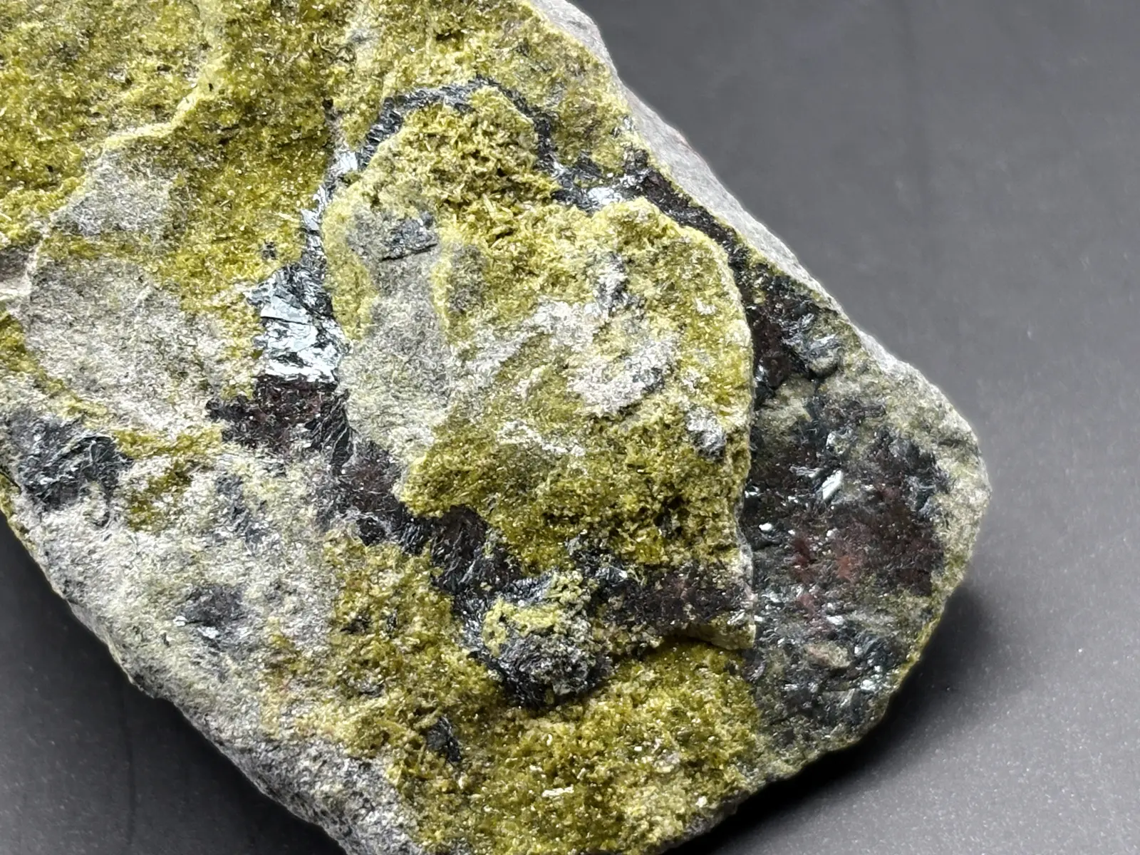 和賀仙人鉱山産 鏡鉄鉱 (赤鉄鉱)with緑簾石 / Specularite with Epidote