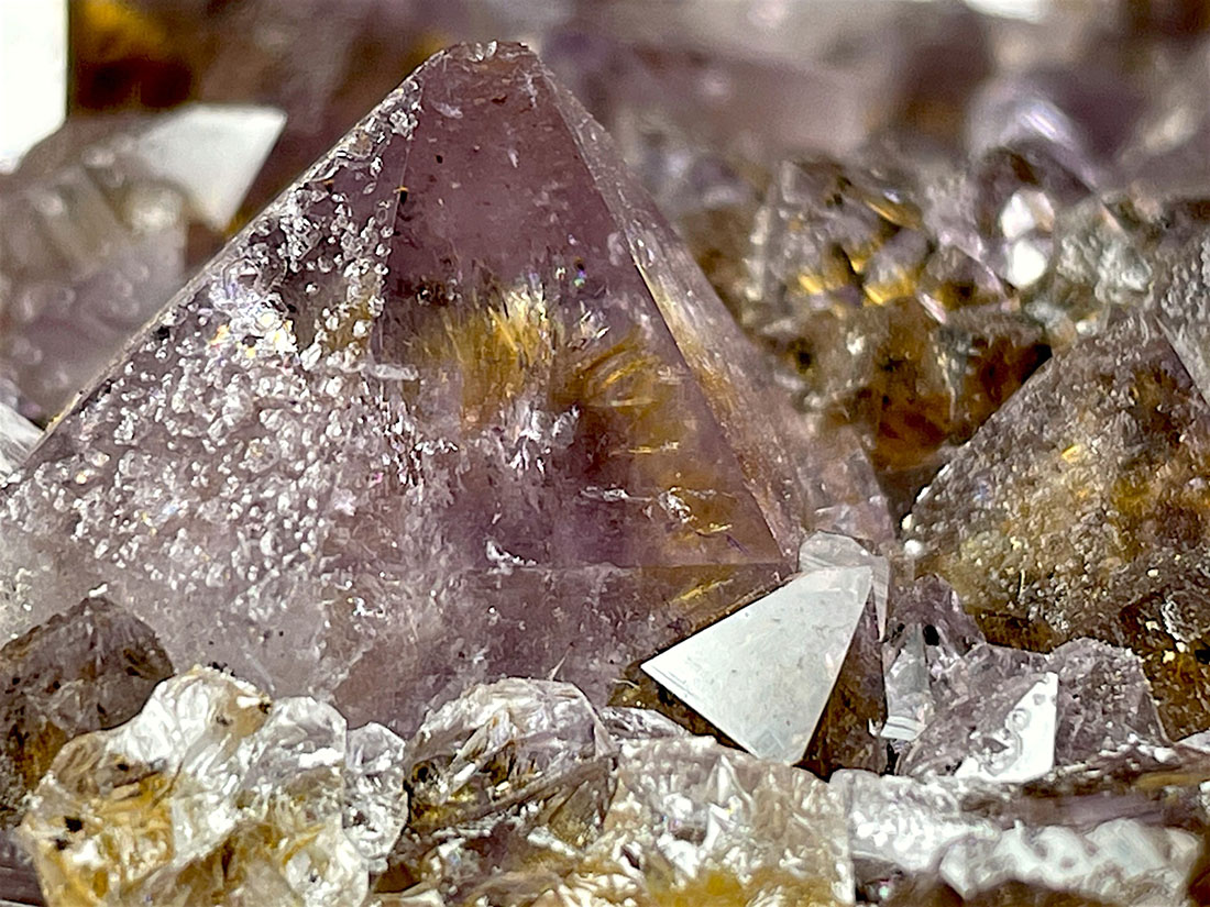 ブラジル産 カコクセナイトinアメジスト / Cacoxenite in Amethyst
