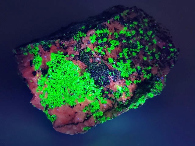 (蛍光) ニュージャージー州産 ウィレマイト with ジンカイト ・ カルサイト / Willemite with Zincite Calcite