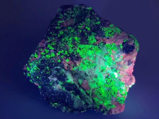 (蛍光) ニュージャージー州産 ウィレマイト with ジンカイト ・ カルサイト / Willemite with Zincite Calcite