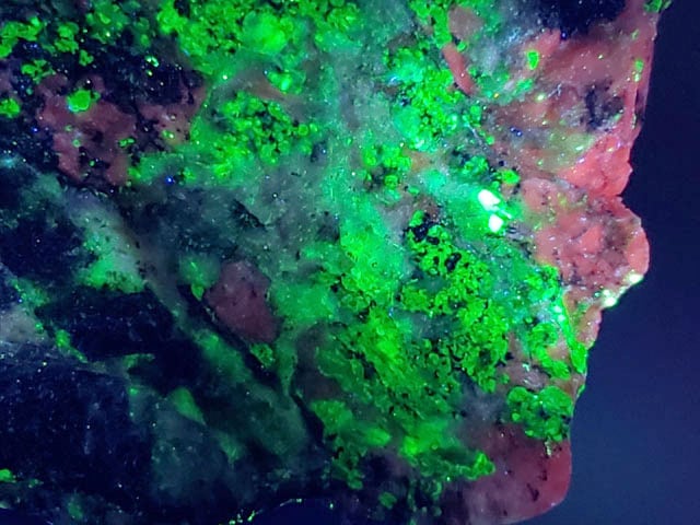 (蛍光) ニュージャージー州産 ウィレマイト with ジンカイト ・ カルサイト / Willemite with Zincite Calcite