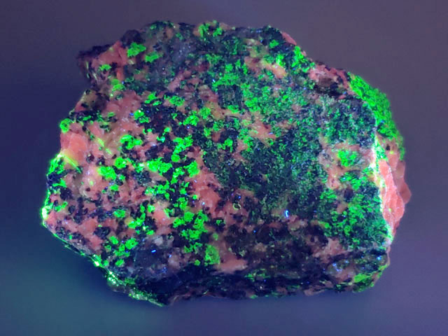 (蛍光) ニュージャージー州産 ウィレマイト with ジンカイト ・ カルサイト / Willemite with Zincite Calcite