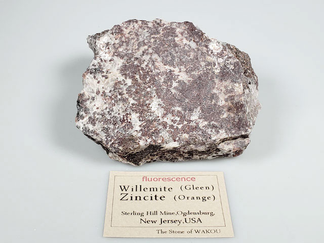 (蛍光) ニュージャージー州産 ウィレマイト with ジンカイト ・ カルサイト / Willemite with Zincite Calcite