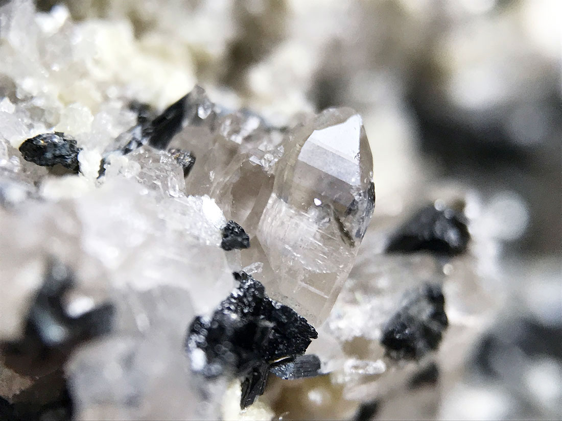 龍脈の精髄 煙水晶 宮崎の大地が授けた静かなる叡智 売上一部保護猫活動に使用 龍脈の精髄 宮崎産 煙水晶＆長石共生標本 「大地と祓いの調和」【