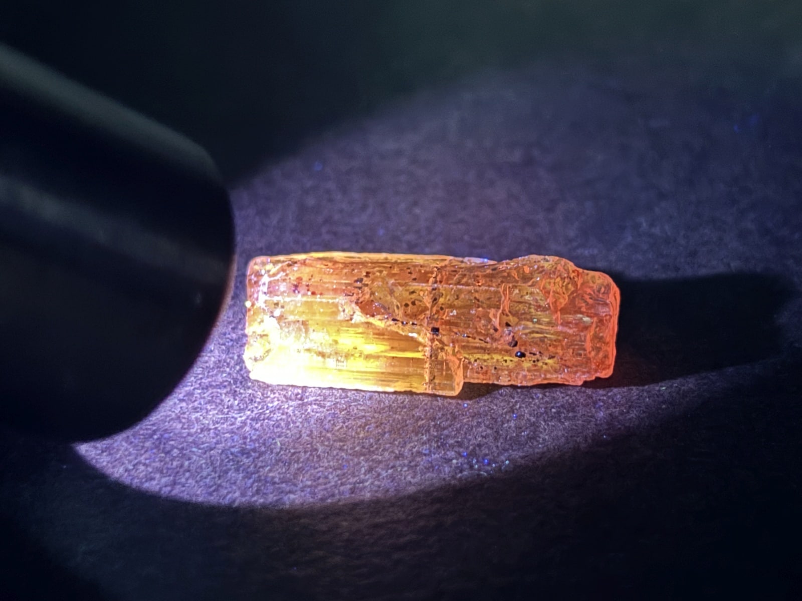 ブラジル産 インペリアルトパーズ/Imperial Topaz (蛍光)