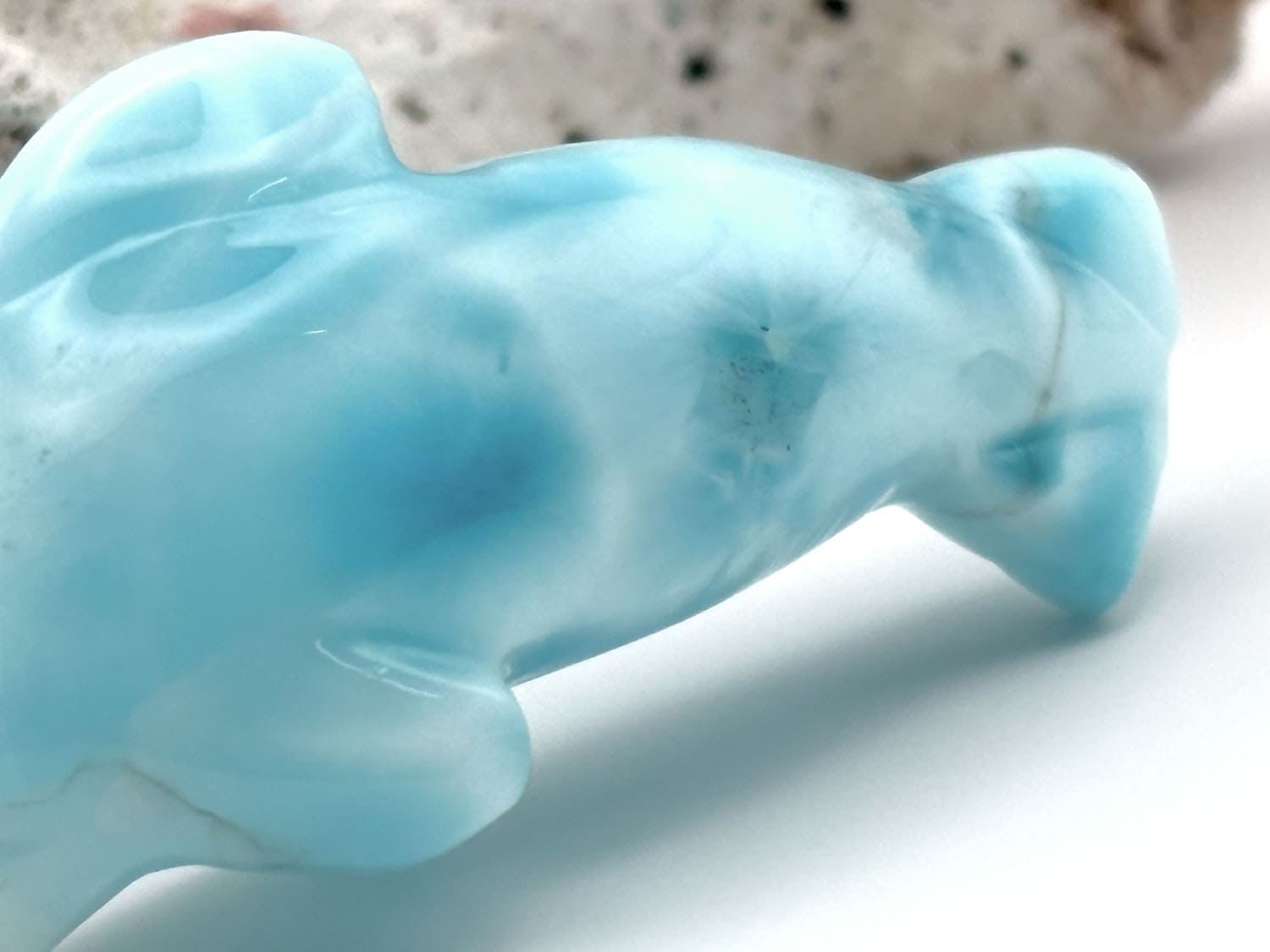 ドミニカ共和国産 ラリマー ドルフィン彫刻 (ソーダ珪灰石)/Larimar
