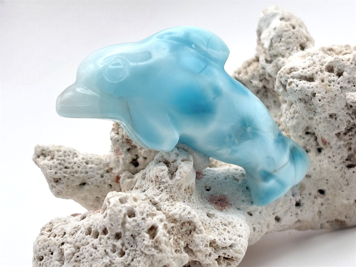 ドミニカ共和国産 ラリマー ドルフィン彫刻 (ソーダ珪灰石)/Larimar