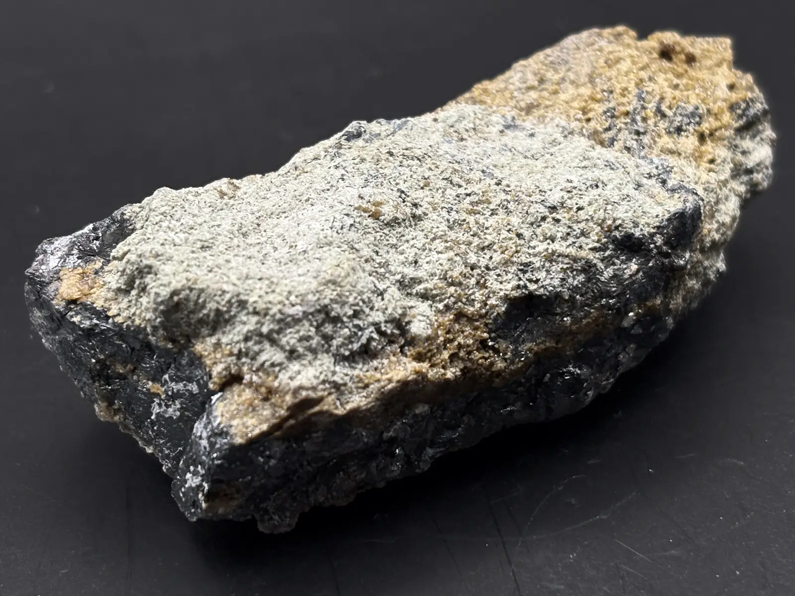 和賀仙人鉱山産 鏡鉄鉱 (赤鉄鉱)with灰鉄柘榴石 / Specularite with