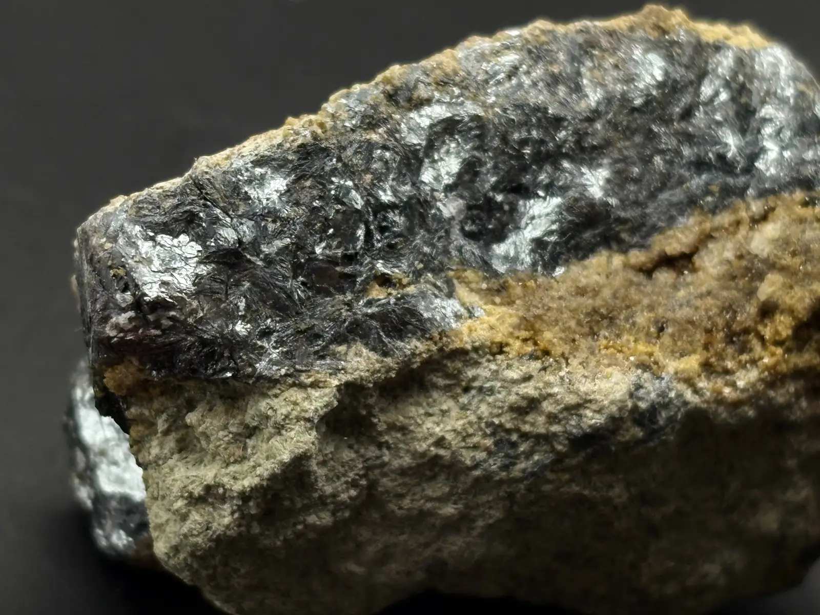 和賀仙人鉱山産 鏡鉄鉱 (赤鉄鉱)with灰鉄柘榴石 / Specularite with