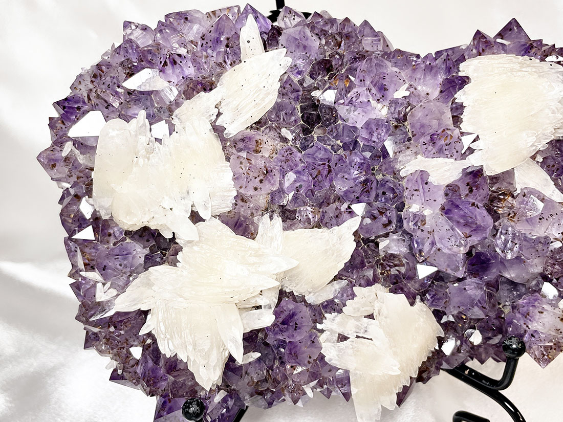 ブラジル産 ゲーサイト&カコクセナイトinアメジスト (カルサイト共生