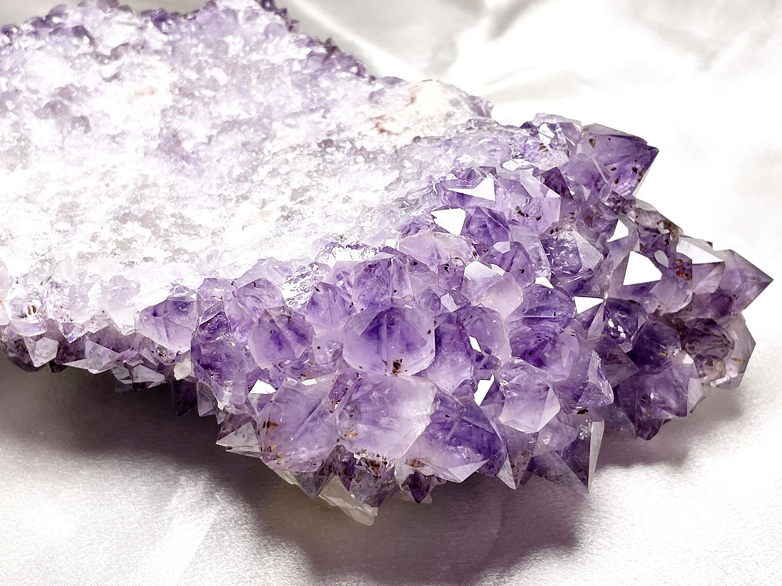 ブラジル産 ゲーサイト&カコクセナイトinアメジスト (カルサイト共生