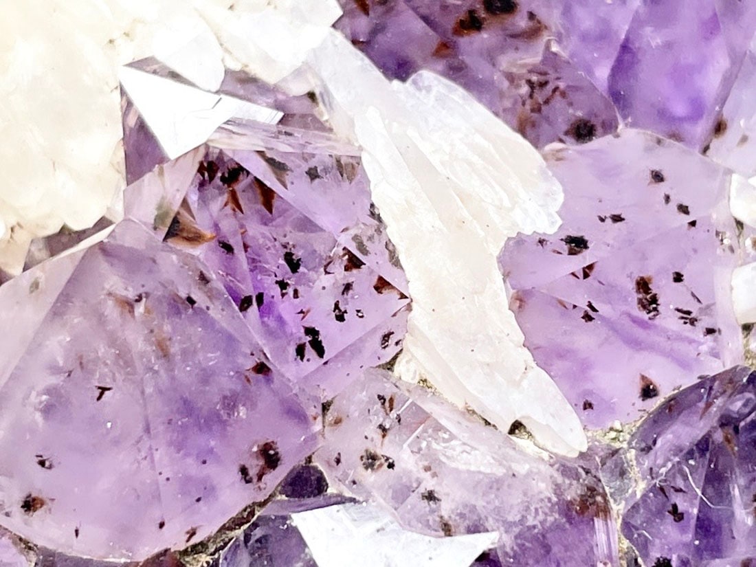 ブラジル産 ゲーサイト&カコクセナイトinアメジスト (カルサイト共生