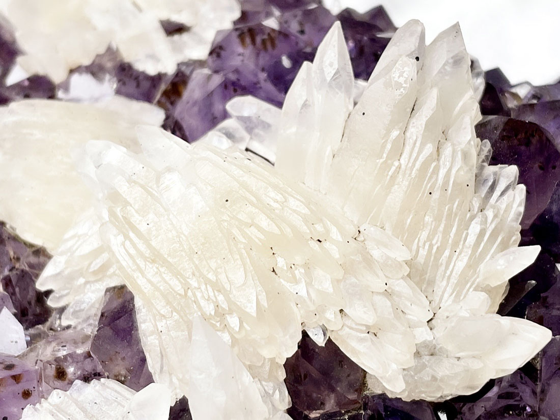 ブラジル産 ゲーサイト&カコクセナイトinアメジスト (カルサイト共生