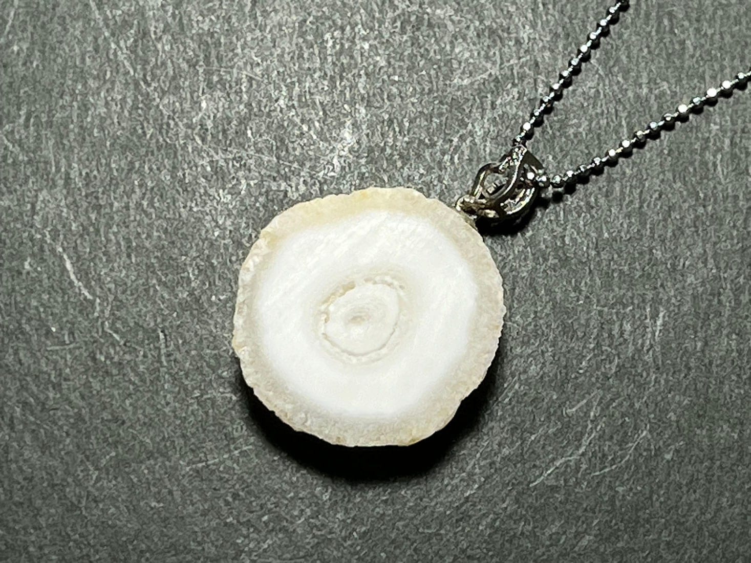 【Ruby】天然ホワイトシェルのマリアネックレストップ Ruby様専用】天然ホワイトシェルのマリアネックレストップ Ruby