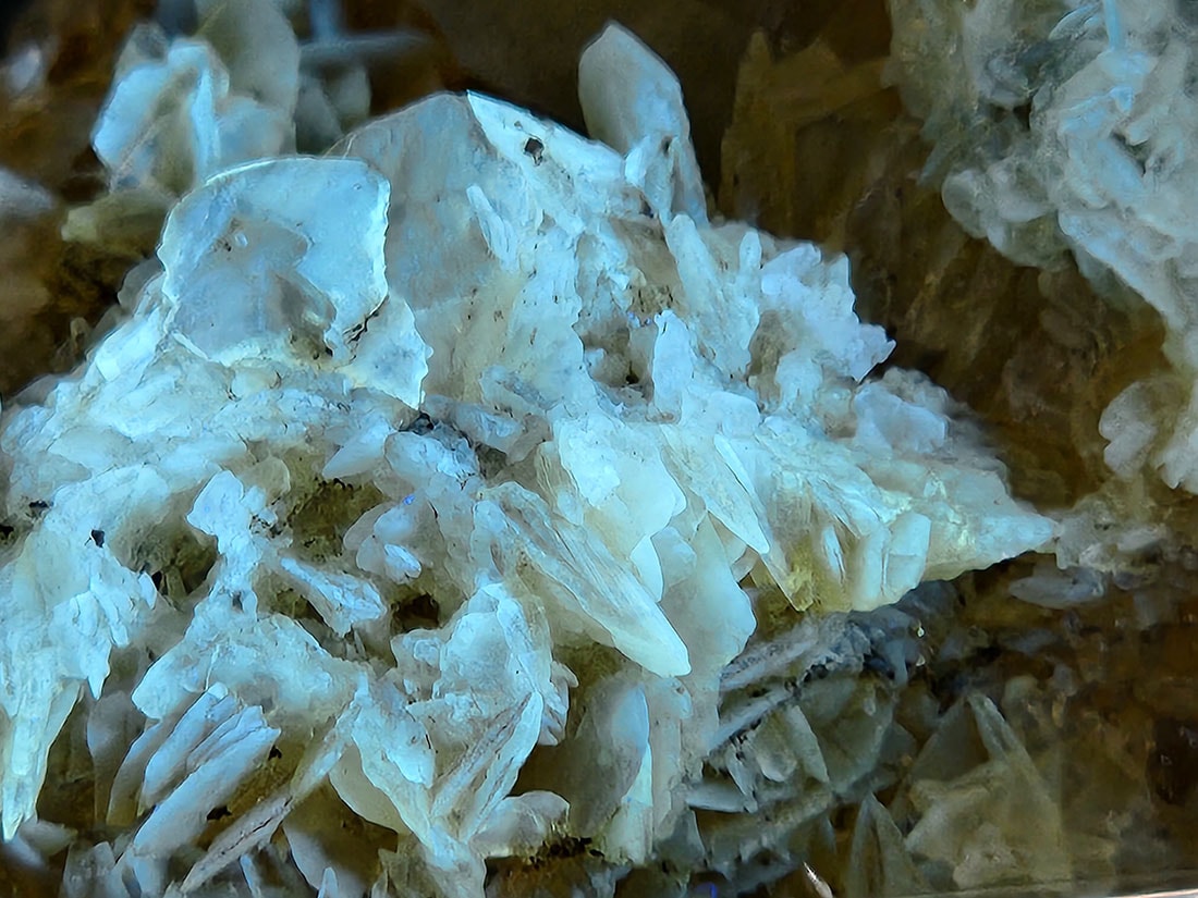 ペルー産ゴールデンセレナイト(蛍光・燐光)/Golden Selenite