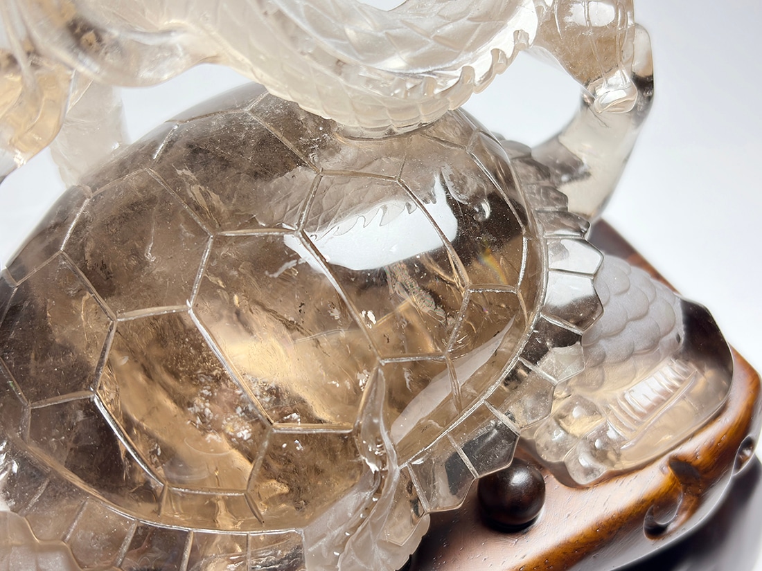スモーキークォーツ龍亀(ロングイ) 彫刻 (木製台座付き)/Smoky Quartz