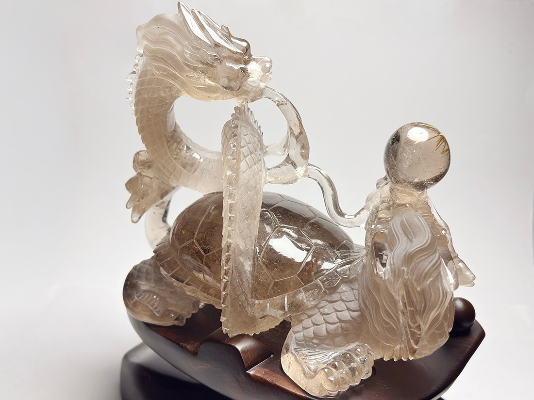 スモーキークォーツ龍亀(ロングイ) 彫刻 (木製台座付き)/Smoky Quartz