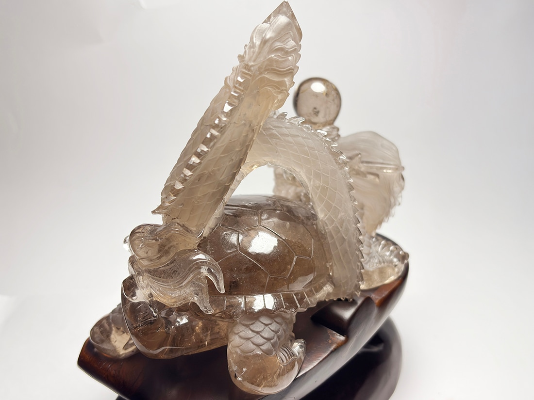 スモーキークォーツ龍亀(ロングイ) 彫刻 (木製台座付き)/Smoky Quartz