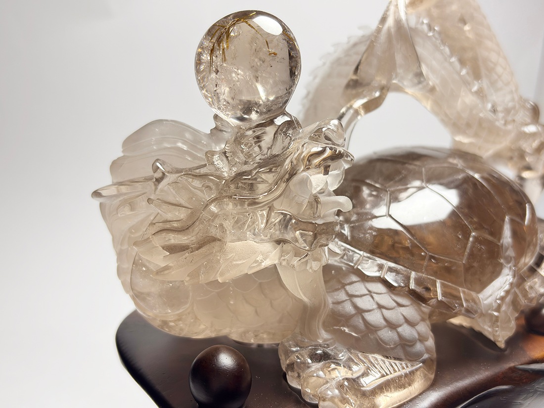 スモーキークォーツ龍亀(ロングイ) 彫刻 (木製台座付き)/Smoky Quartz