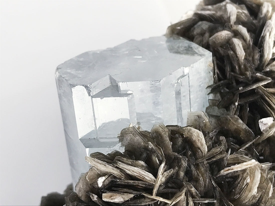 アクアマリン×モスコバイト共生標本-14 鉱物標本 アクアマリン 藍玉 緑