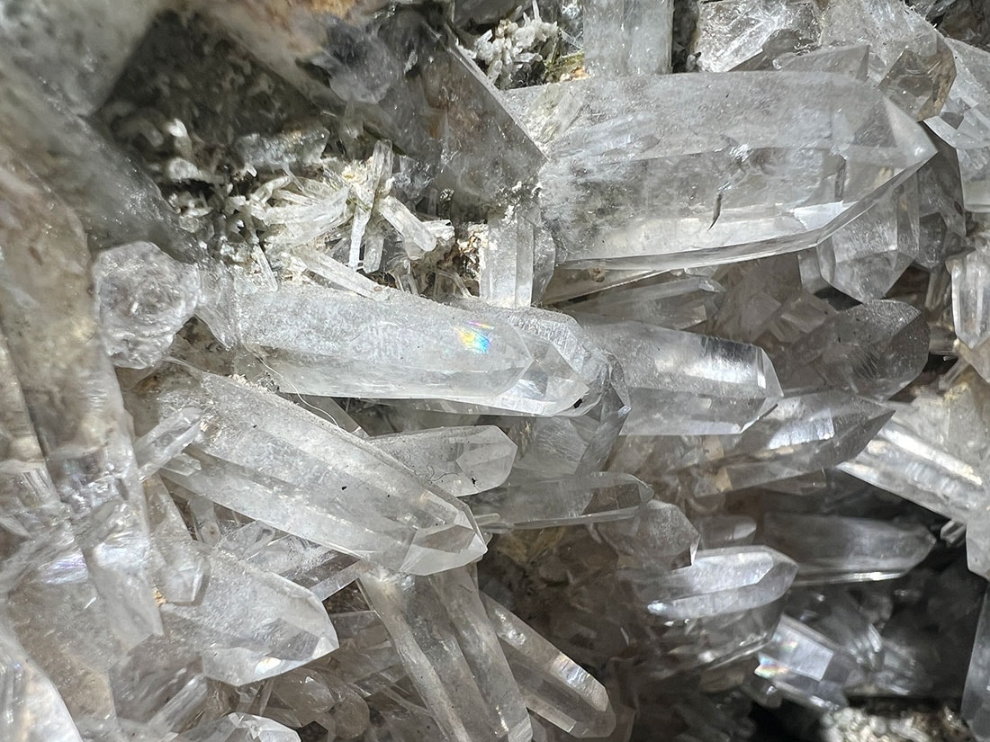 【新入荷】ハイグレード　ゴールデンヒーラー入りスモーキー原石大（新品）虹入り水晶 楽天市場】ゴールデンヒーラー タンブル XS～Lサイズ 1個 水晶