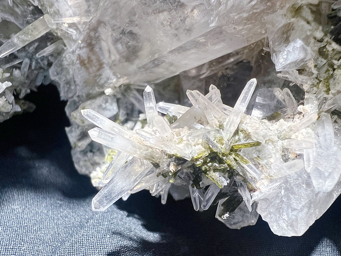 mt166水晶 エピドート 共生クラスター1.14kgー ペルー産 水晶クラスター(エピドート共生)