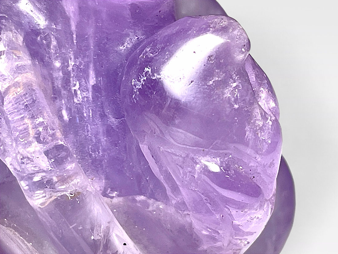 虹入り　アメジスト　ぶどう彫刻　縁結び　子孫商売繁盛　天然石水晶 アメジスト 紫水晶 龍 彫物 風水 開運祈願 金運祈願 開運 金運