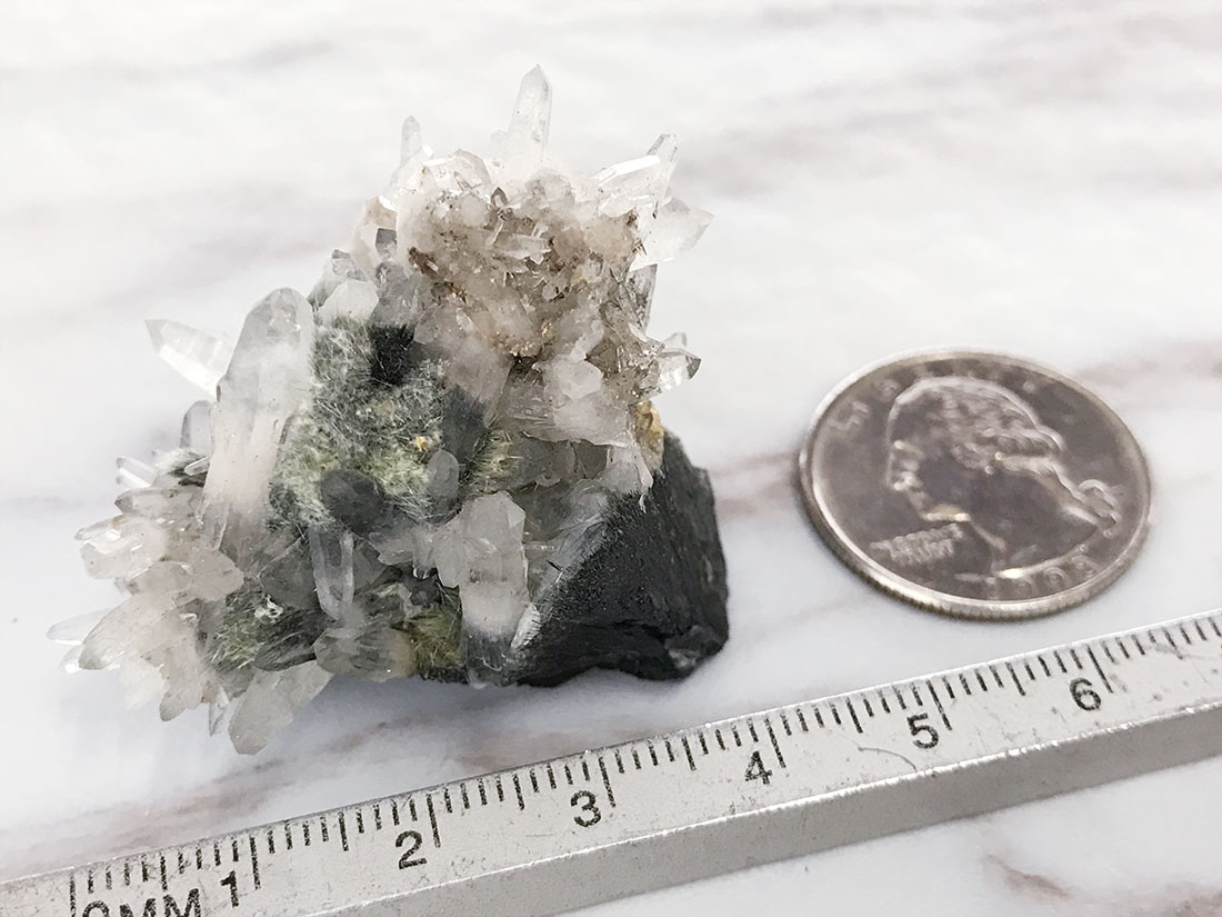 大分県緒方町尾平鉱山 苦土電気石(ドラバイト)/水晶