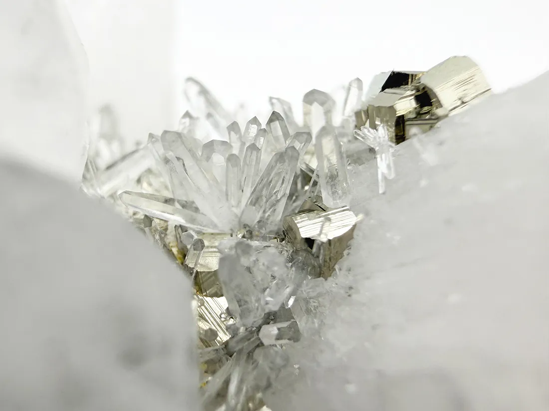 青森県尾太鉱山産 水晶 ＆ 黄鉄鉱 / Quartz&Pyrite