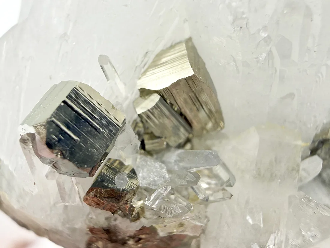 青森県尾太鉱山産 水晶 ＆ 黄鉄鉱 / Quartz&Pyrite