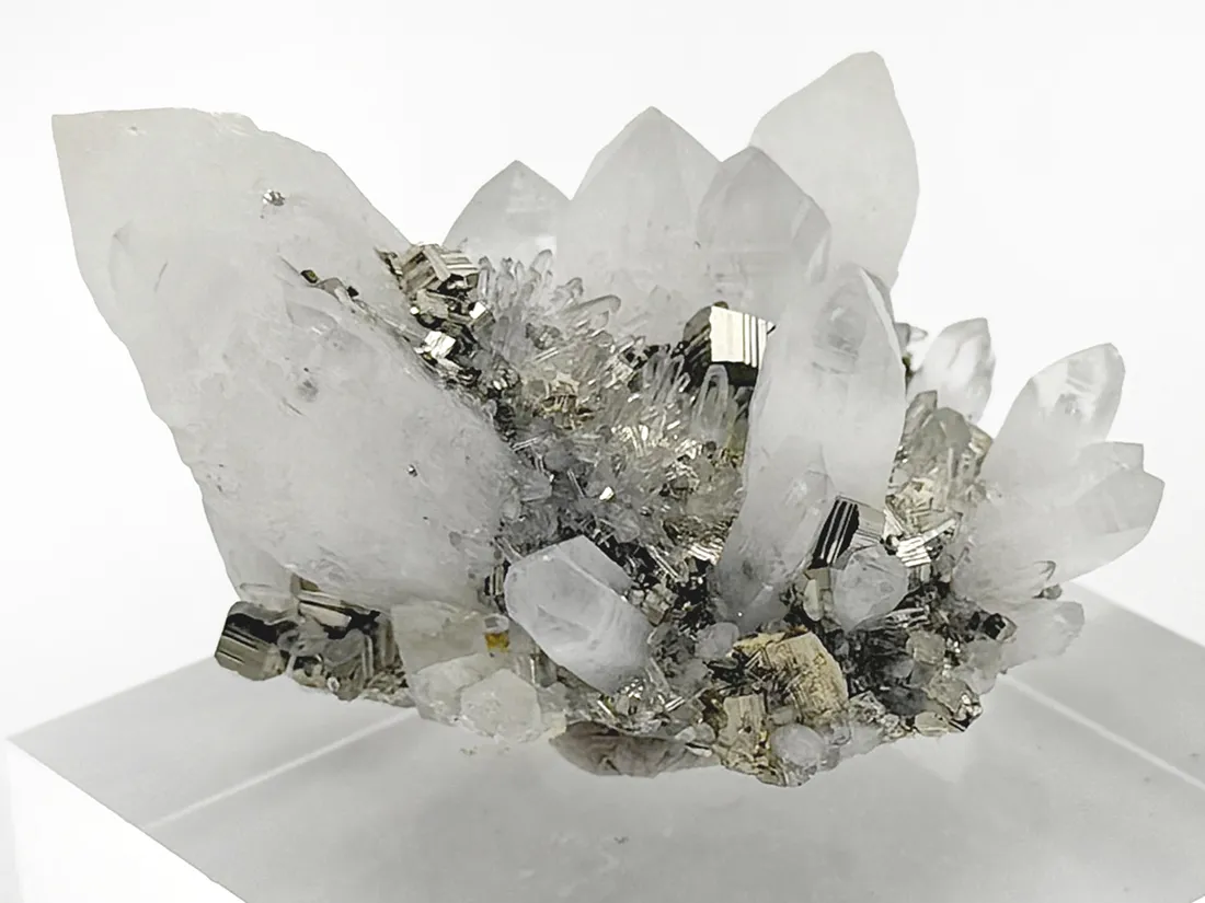 青森県尾太鉱山産 水晶 ＆ 黄鉄鉱 / Quartz&Pyrite