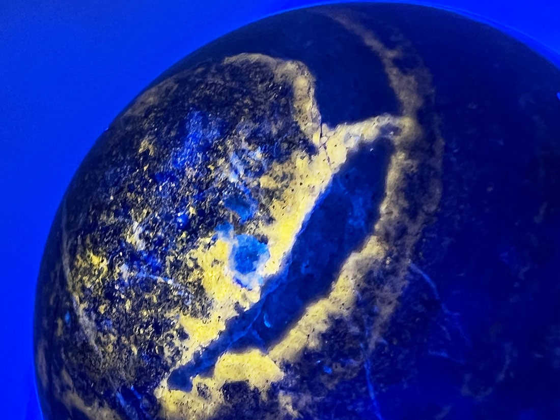 アフガニスタン産ラピスラズリ53mm 丸玉（蛍光）