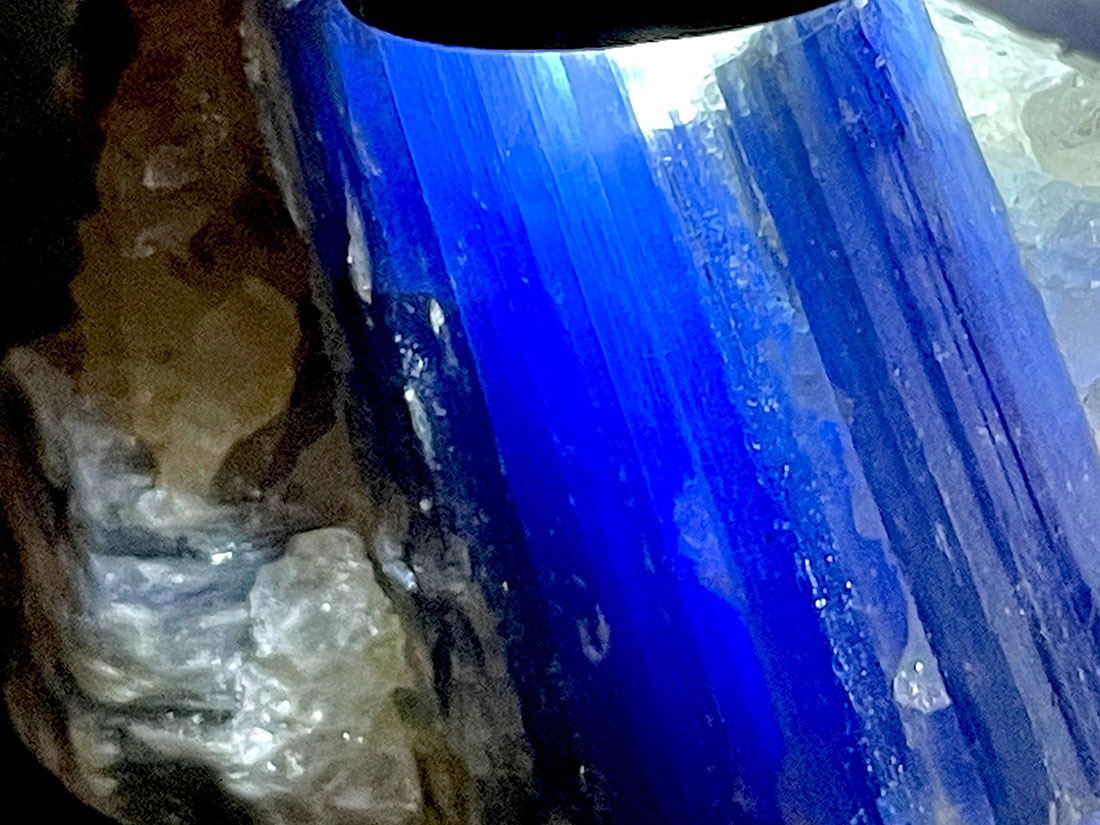 。Ru。ブラジル産カイヤナイトルースと夜桜、カサブランカキャスケードブーケネックレス。。 ブラジル産カイヤナイトインクォーツ 4.770ctルース