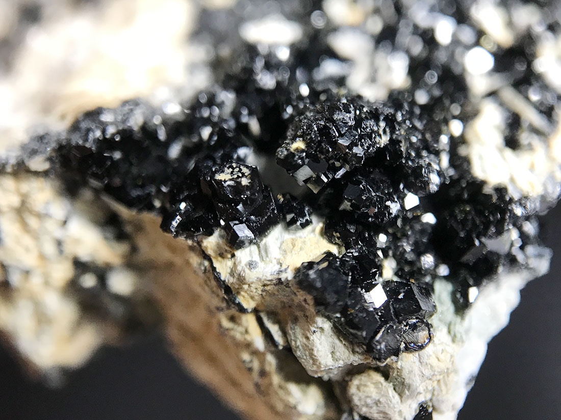 カリフォルニア州産メラナイト(灰鉄柘榴石)/Melanite