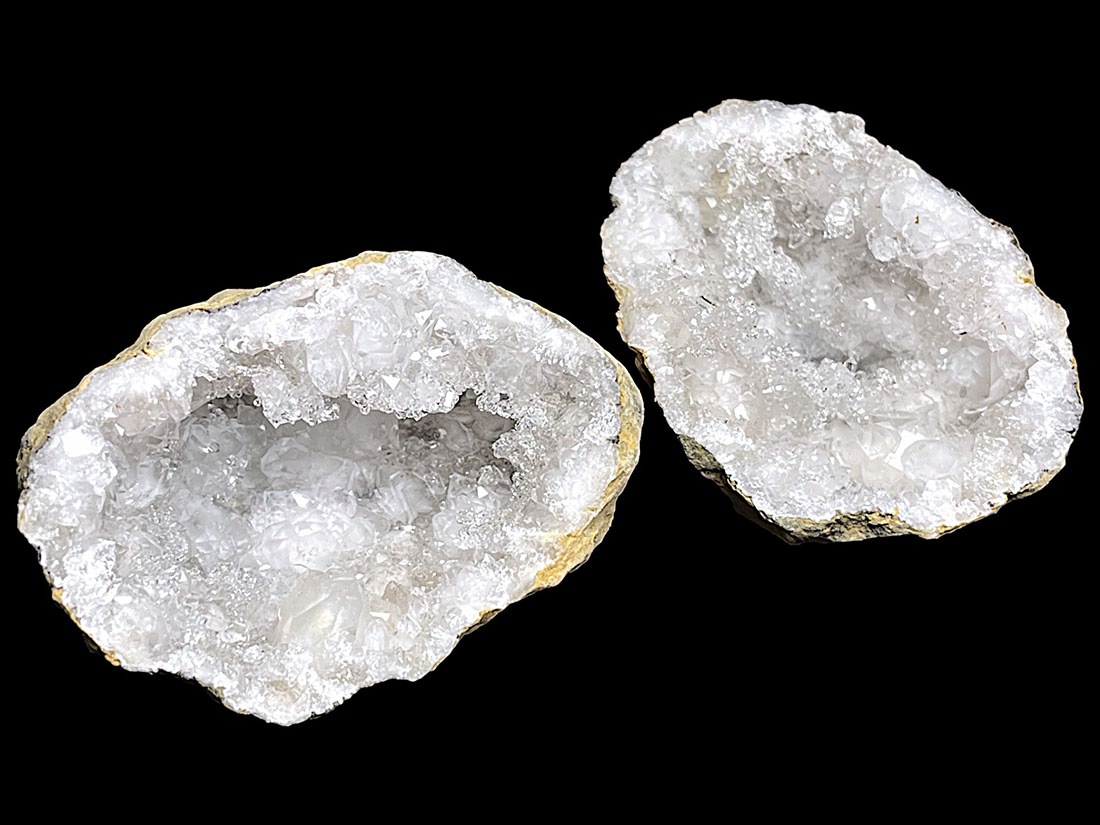 モロッコ産　かなり大きめ原石ジォード水晶　ルース　置物　オブジェ　クリスタル モロッコ産 かなり大きめ原石ジォード水晶 ルース 置物 オブジェ