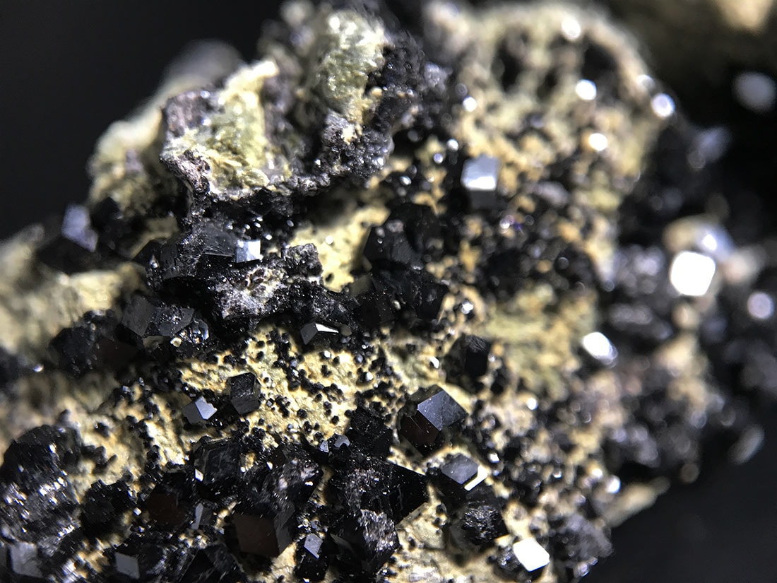 カリフォルニア州産メラナイト(灰鉄柘榴石)/Melanite