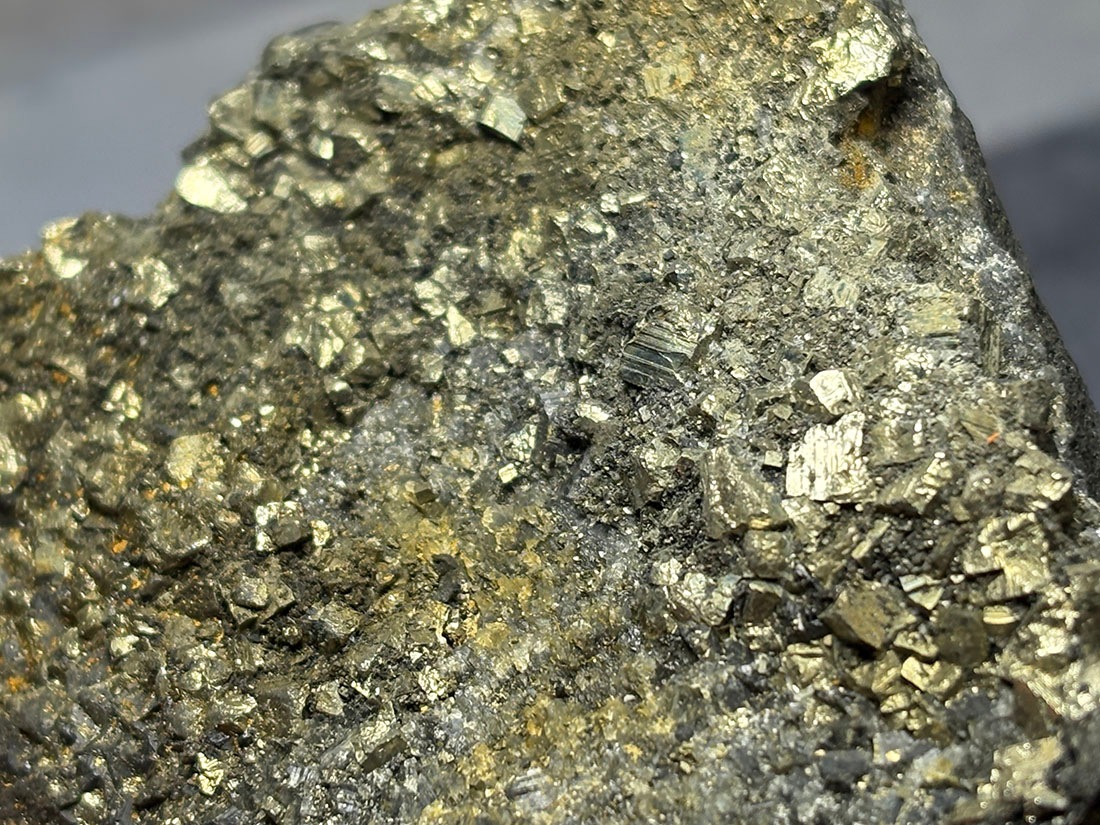 ブラジル産 パイライト on シュンガイト / Pyrite on Shungite