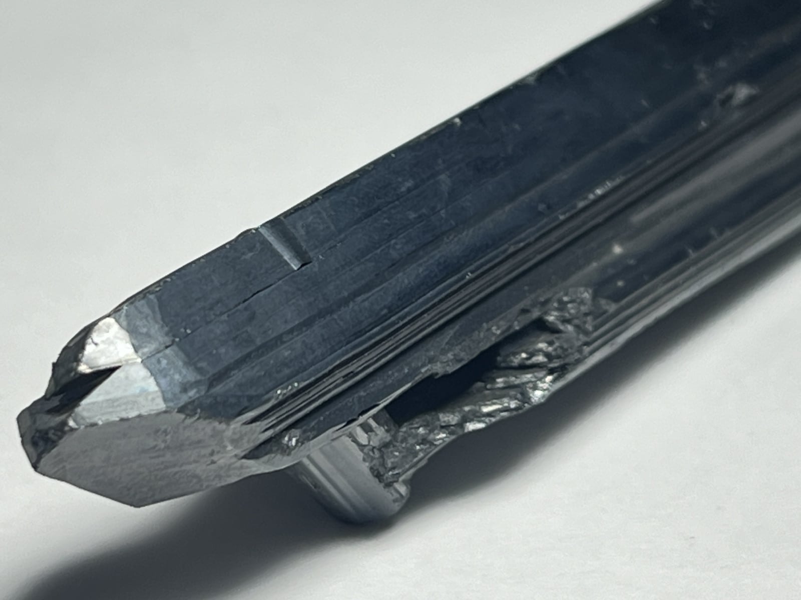 国産鉱物　愛媛県市ノ川鉱山の輝安鉱　スティブナイト　原石　鉱物標本　翡翠　根付 愛媛県市ノ川鉱山産 輝安鉱