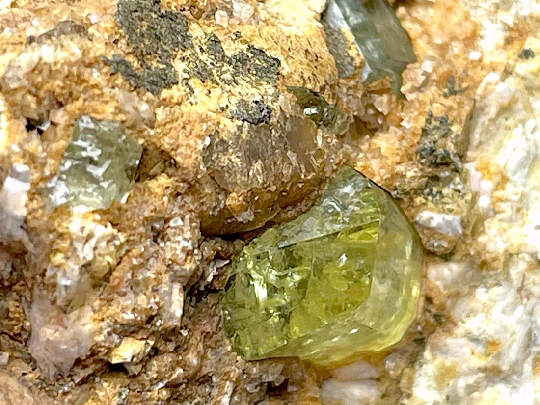 モロッコ産 イエロー アパタイト 母岩付き