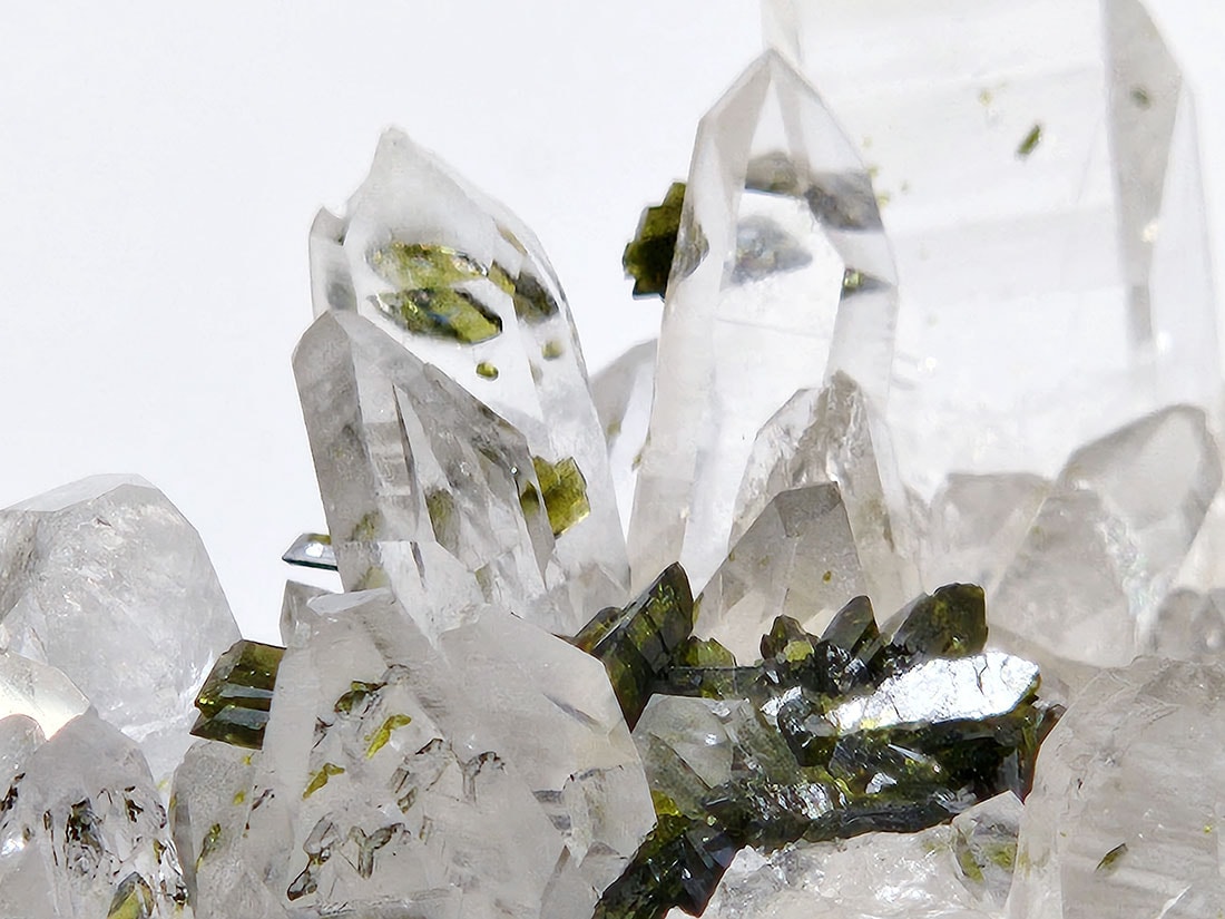 中国・四川省産 エピドート ( 緑簾石 ) with 水晶 クラスター /Epidote