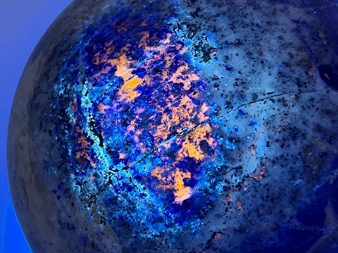 アフガニスタン産ラピスラズリ68mm 丸玉（蛍光）