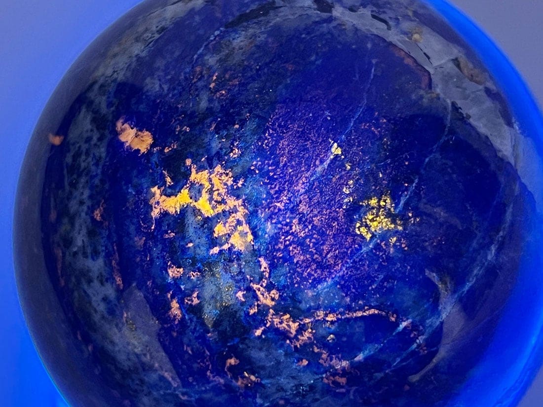 アフガニスタン産ラピスラズリ68mm 丸玉（蛍光）