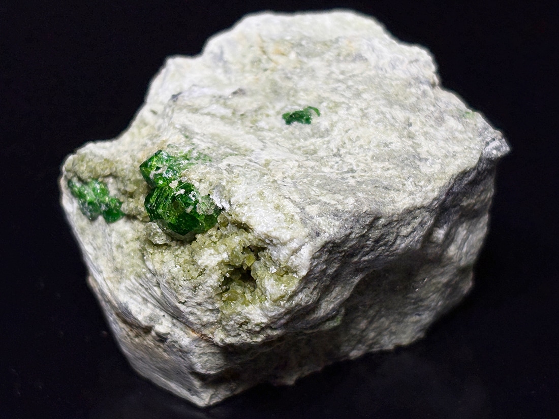 鉱物　ウバロバイト原石　グリーンガーネット イラン産 ウバロバイト (グリーンガーネット) / Uvarovite Garnet