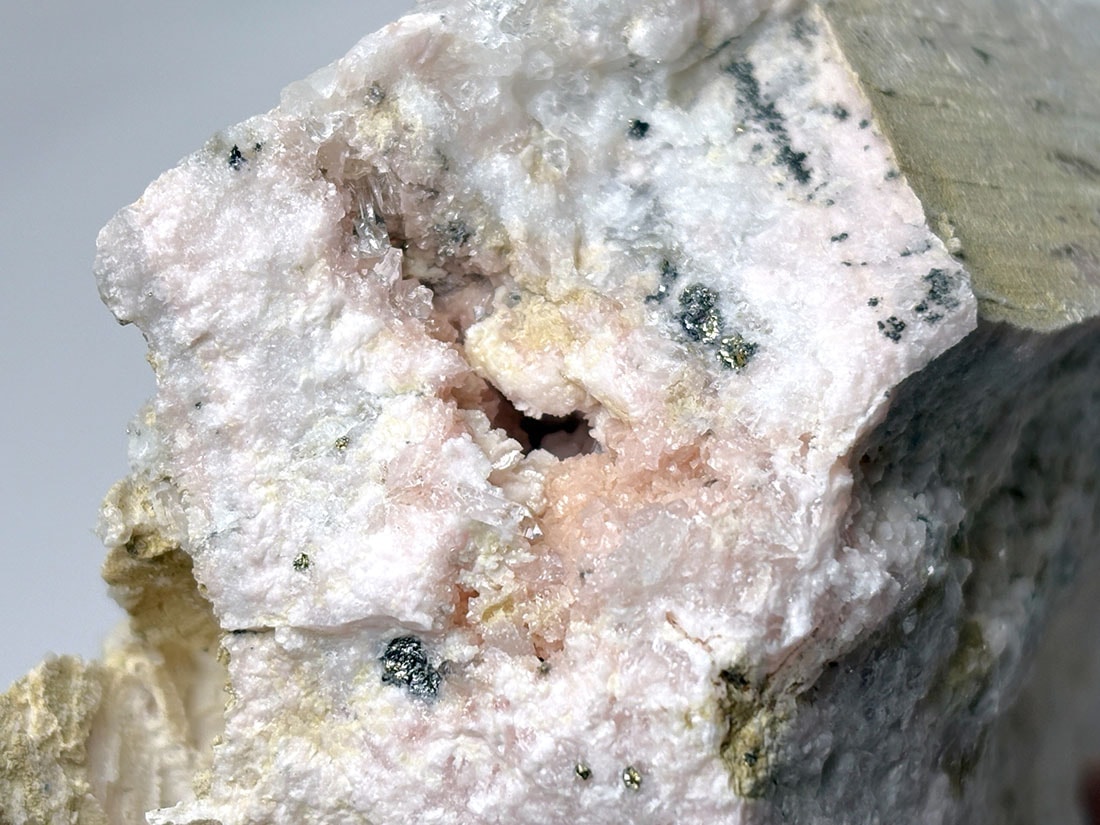ペルー産 ロードクロサイト with クォーツ / Rhodochrosite with Quartz