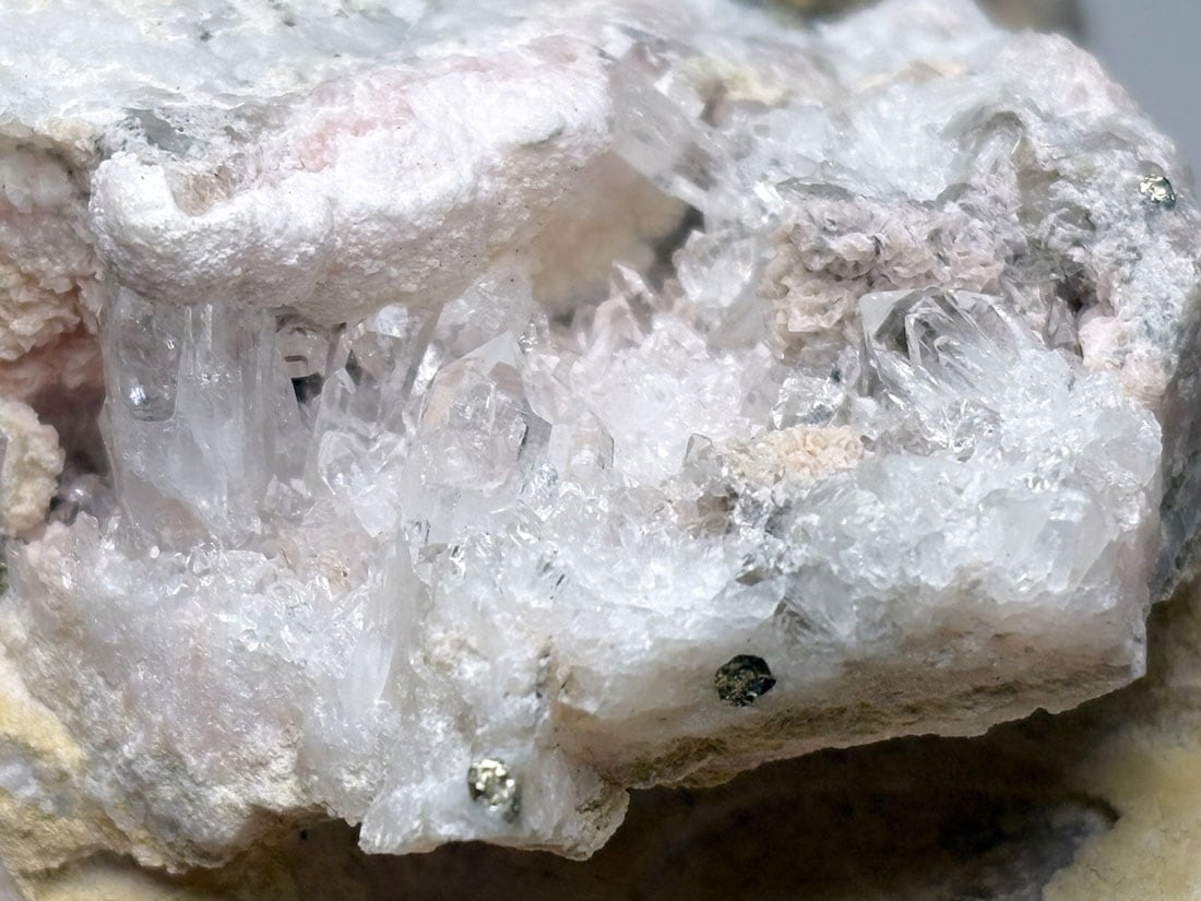 ペルー産 ロードクロサイト with クォーツ / Rhodochrosite with Quartz