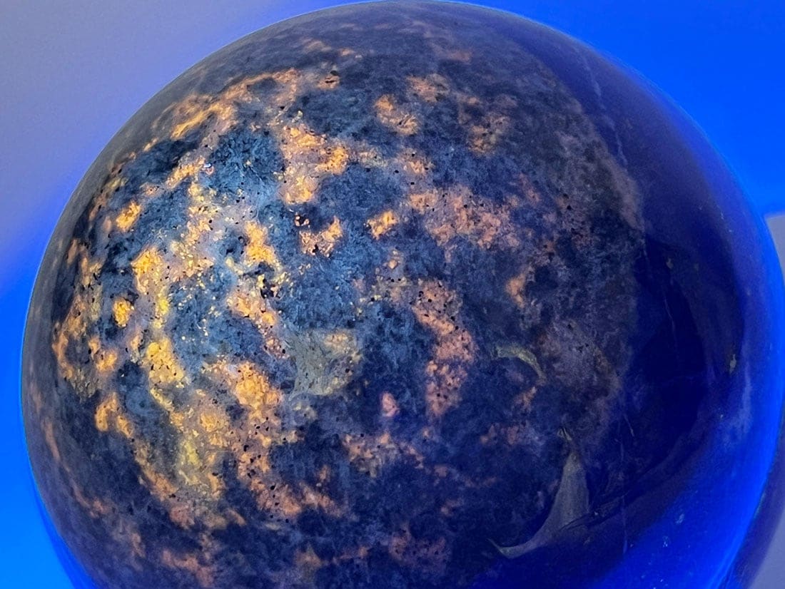 ラピスラズリ　丸玉　アフガニスタン アフガニスタン産ラピスラズリ78mm 丸玉（蛍光）