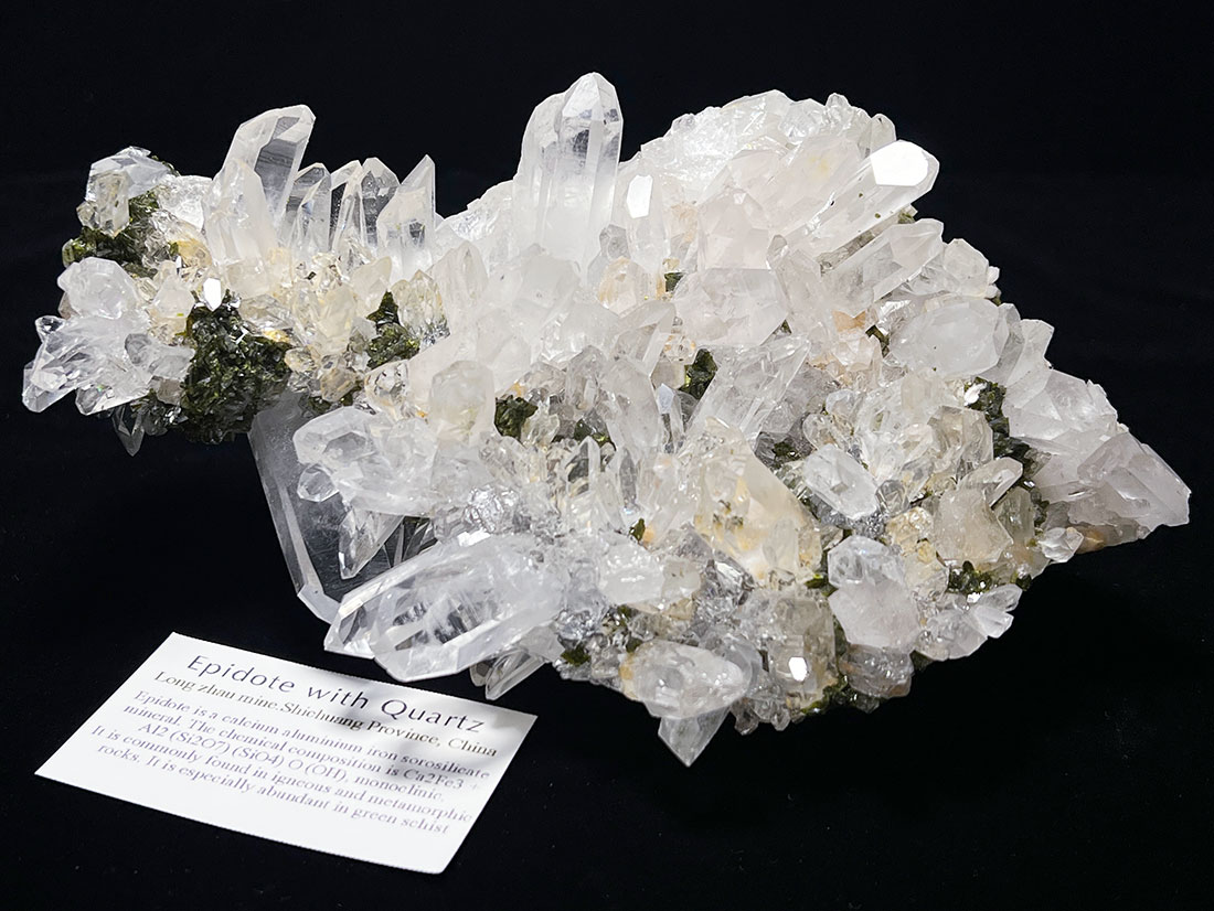 エピドート(緑簾石)と水晶　原石 四川省産 エピドート(緑簾石)in水晶/Epidote in Quartz